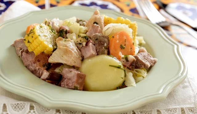 Imagem de um prato de Cozido à portuguesa, com milho, cenoura e batatas