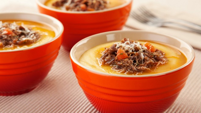 Imagem de tijelas vermelhas contendo Polenta e Ragu de Rabada