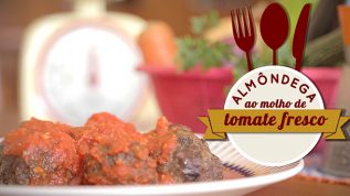 Almôndega ao molho de tomate fresco
