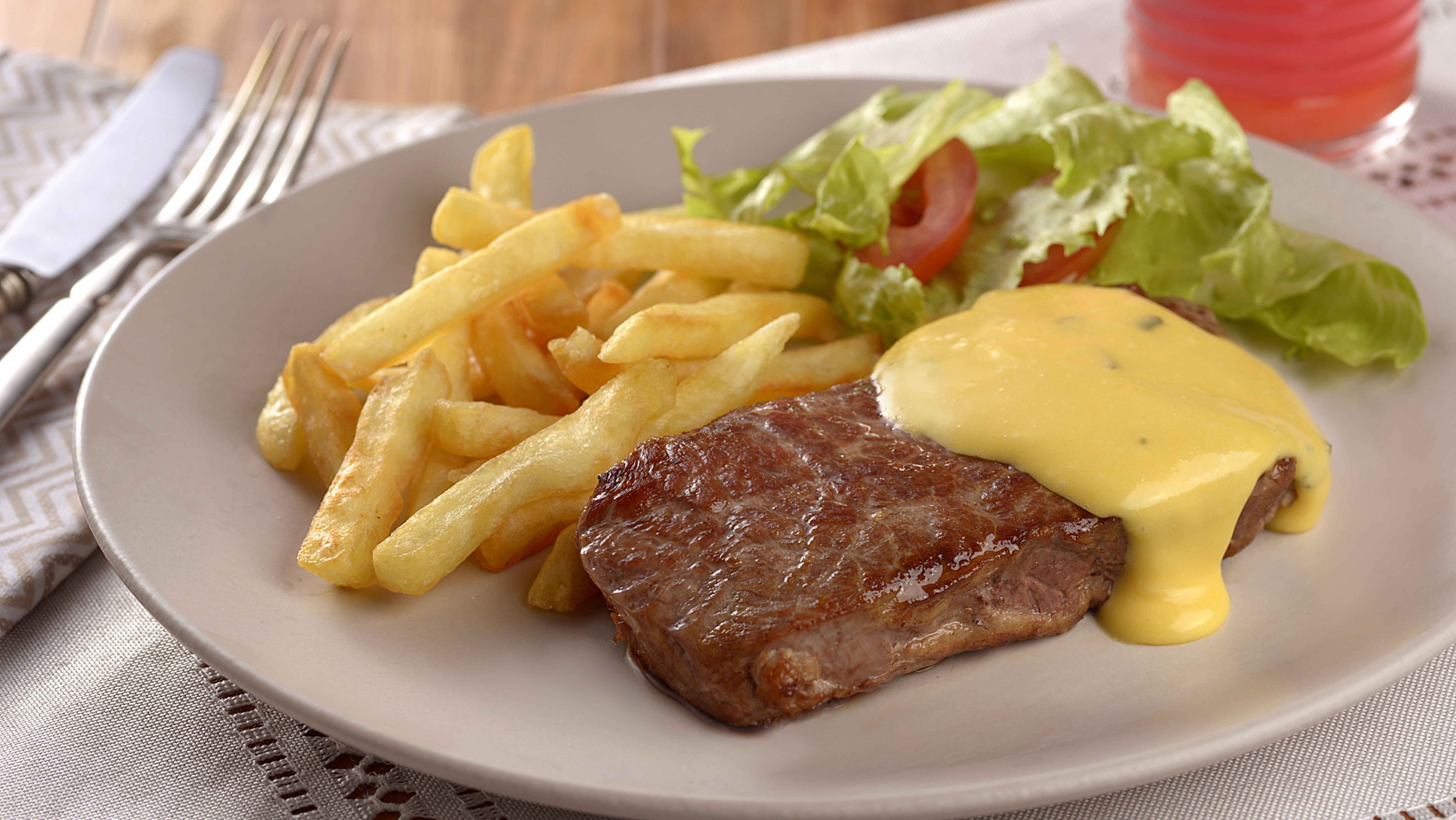 Contrafilé grelhado com molho “béarnaise”