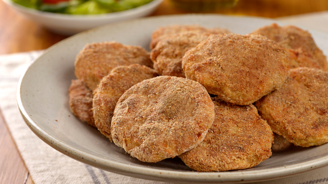 Imagem de um prato com alguns empanados de frango