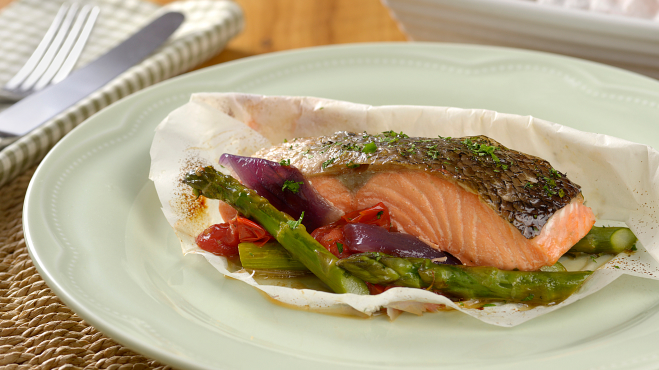 Salmon papillote with asparagus and coriander seeds