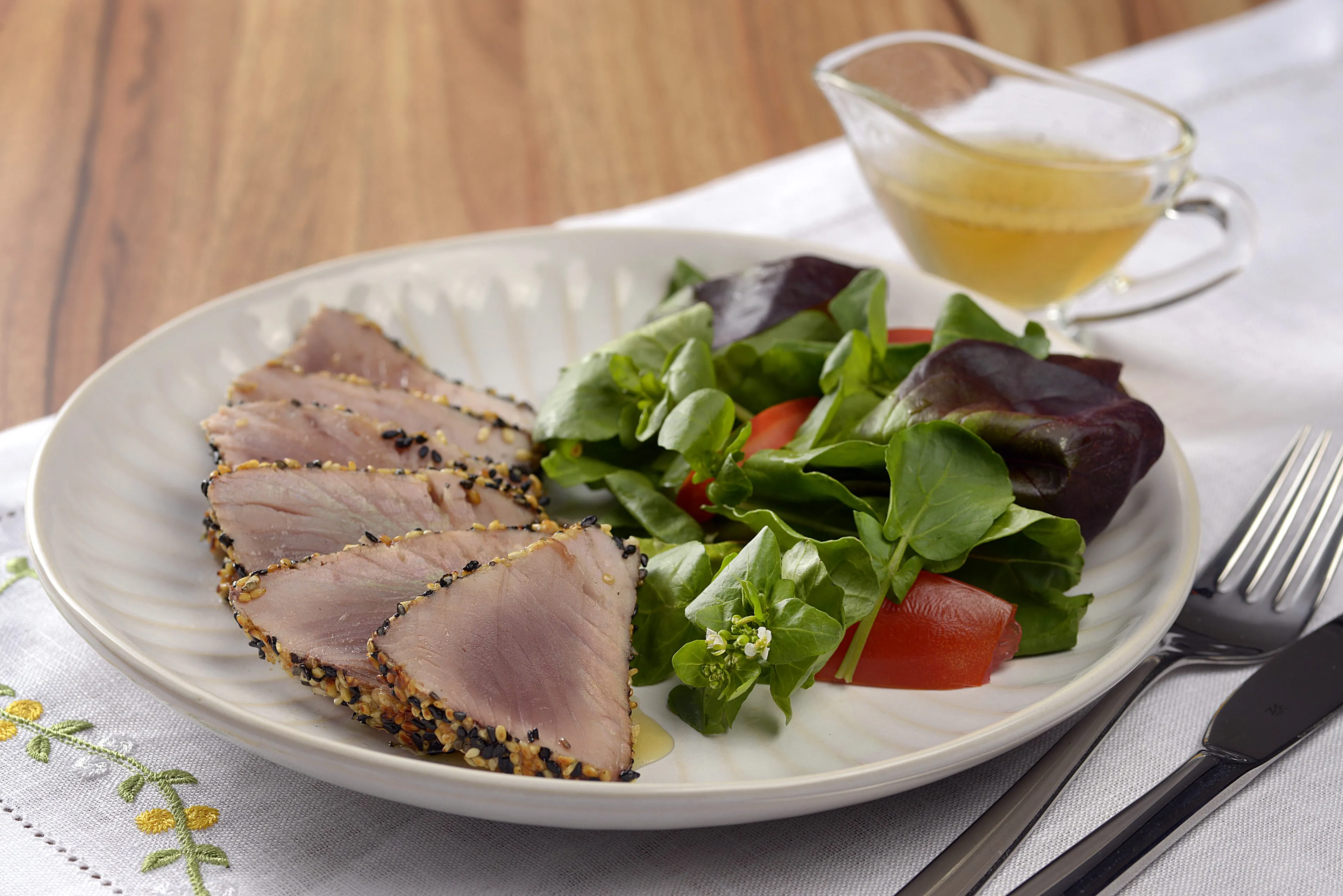 Atún con costra de sésamo