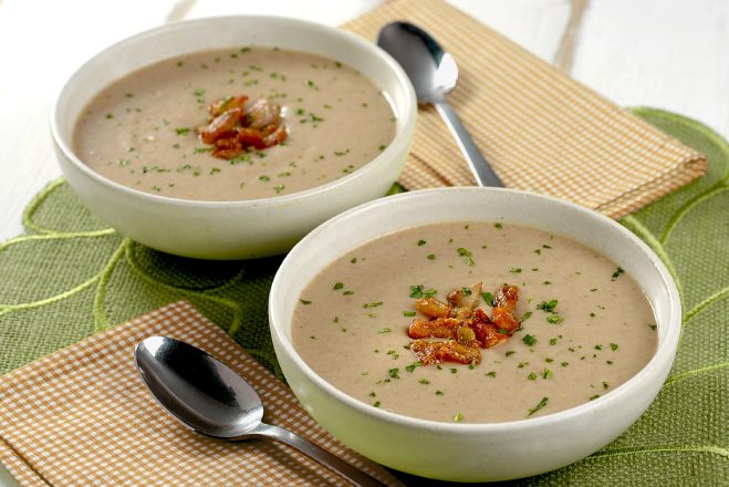 Sopa de feijão com batata e carne suína