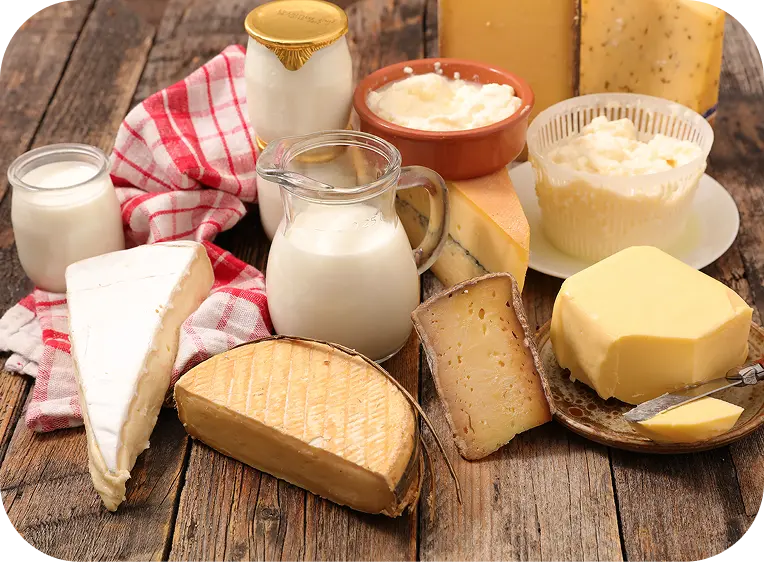 Mesa de madeira com laticínios e derivados de leite