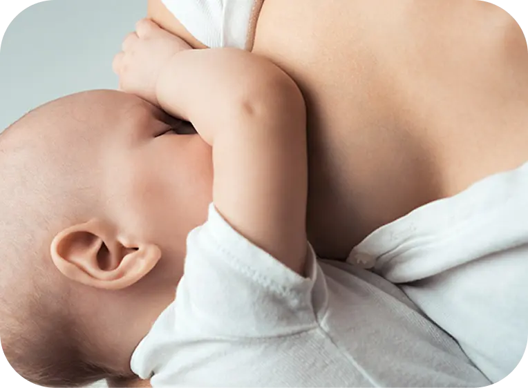 Mulher segurando um bebê em seu seio