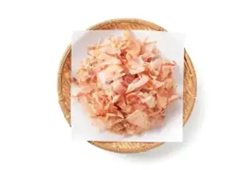 Flocos de peixe em um prato de madeira