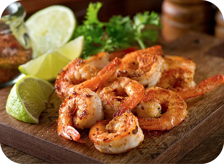 Tábua de madeira com salmão frito e rodelas de limão