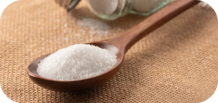 Colher com cristais de glutamato monossódico