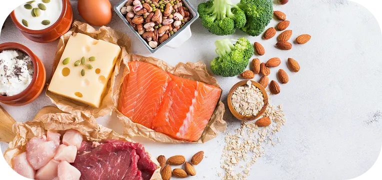 Alimentos variados em uma bancada branca, como salmão, queijo e vegetais