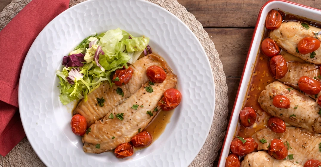 Prato com peixe ao molho e salada