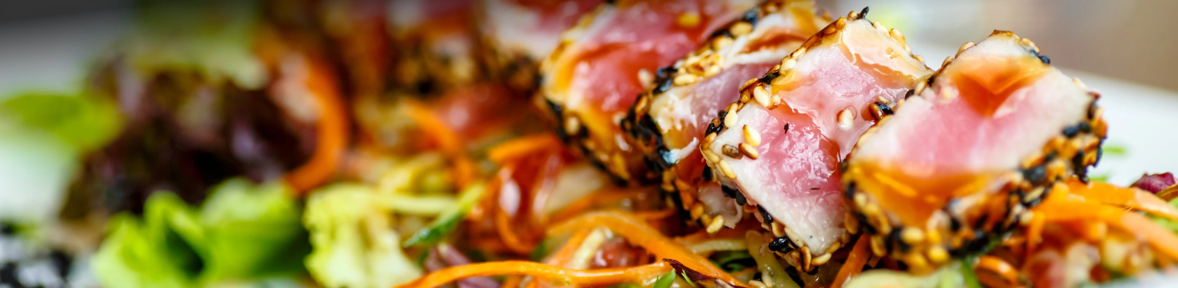 Carne ao molho de amedôas e salada