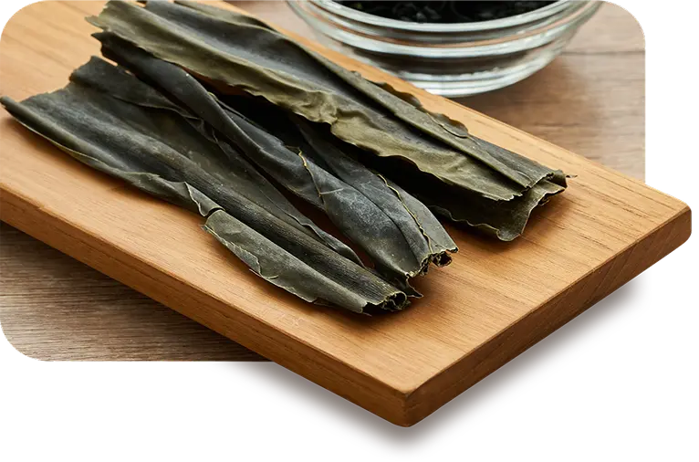 Tábua de madeira com algas