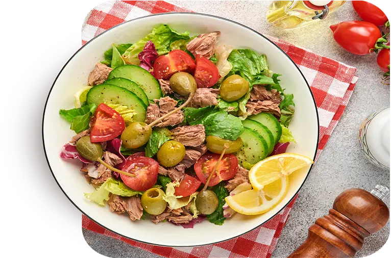 Prato com uma salada de salmão