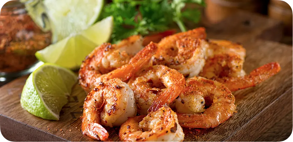 Tábua de madeira com salmão frito e rodelas de limão