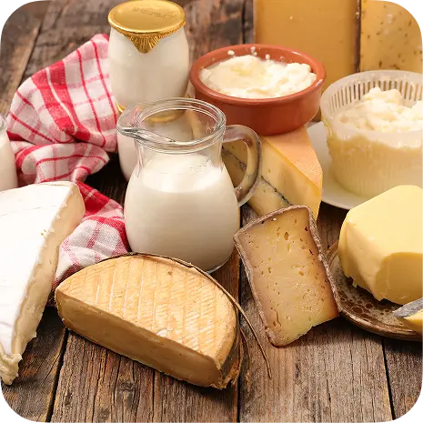 Mesa de madeira com laticínios e derivados de leite