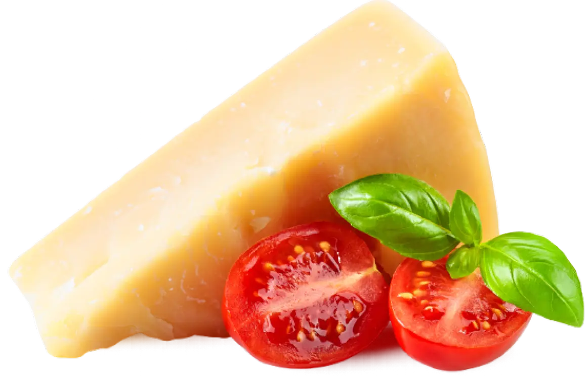 Pedaço de queijo parmesão com tomates ao lado