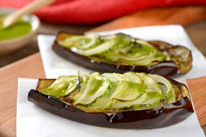 Berinjela recheada com legumes ao molho de manjericão